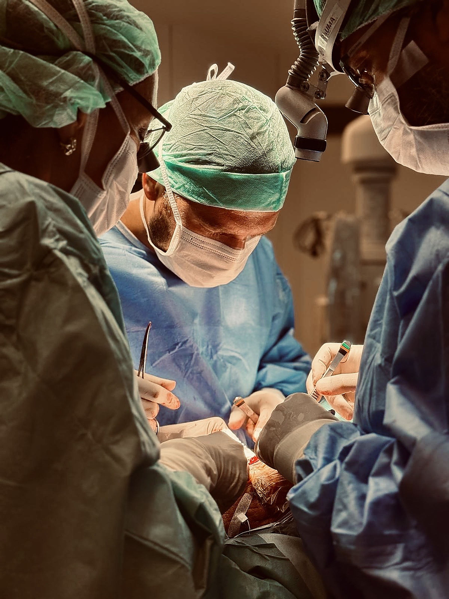 Dr. Pablo Vaquero operant amb el seu equip quirúrgic