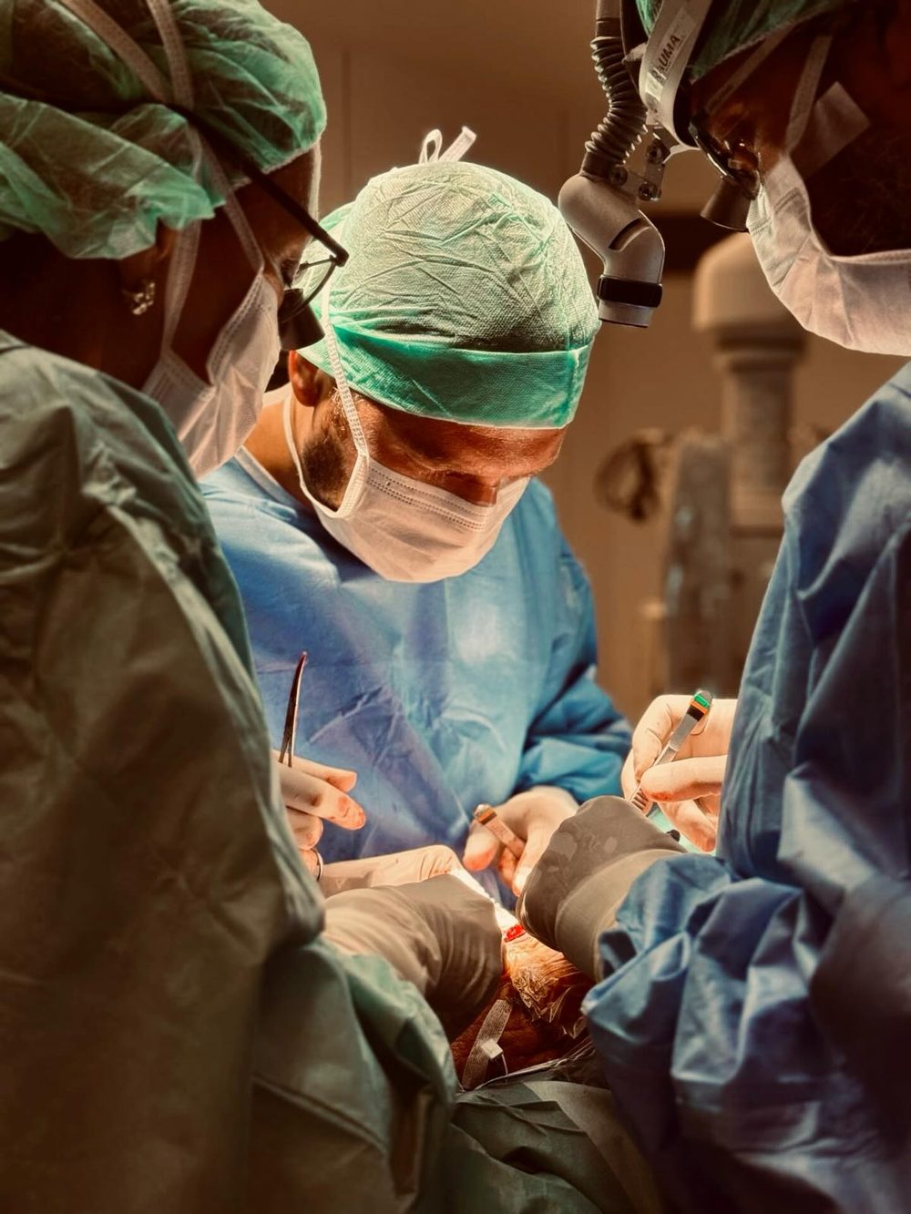 Dr. Pablo Vaquero operant amb el seu equip quirúrgic al quiròfan