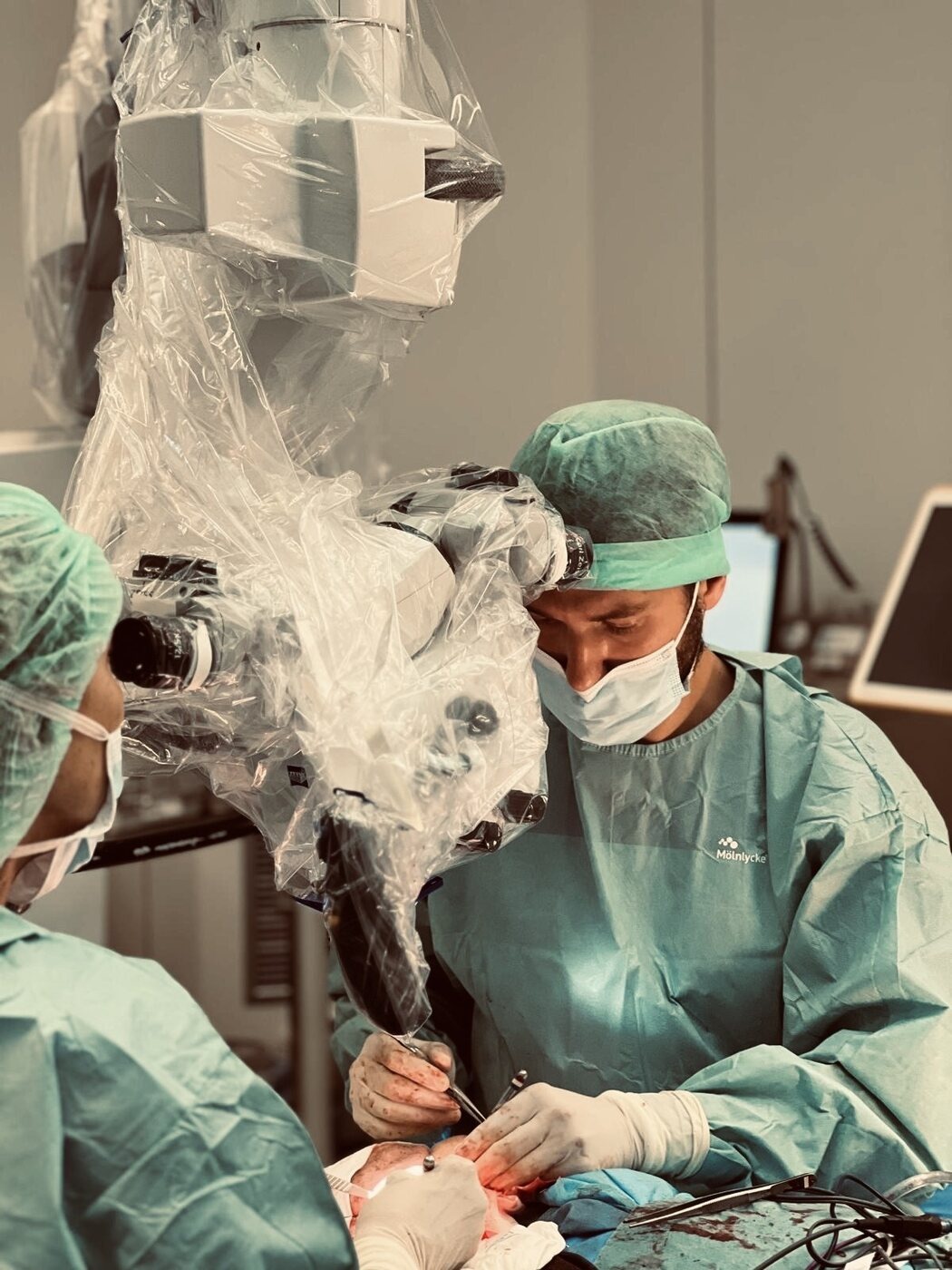 Dr. Pablo Vaquero realitzant microcirurgia de precisió amb microscopi quirúrgic