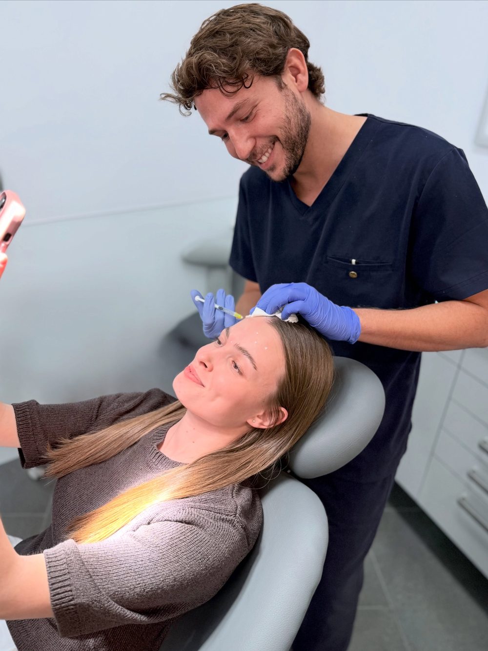 Dr. Pablo Vaquero realitzant un tractament d’estètica facial a una pacient